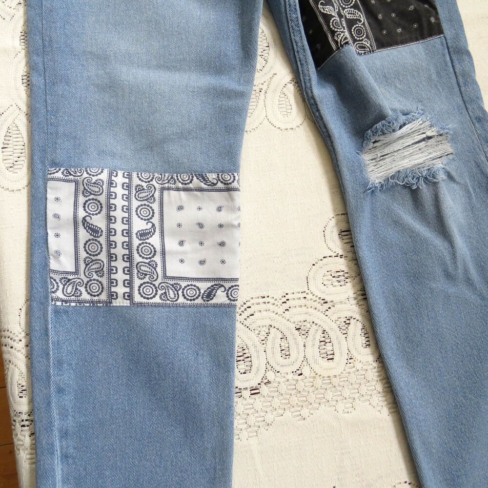 Hollister Ultra High Rise Mom Bandana Patched Jeans 3R(27) Light Wash - Picture 4 of 11